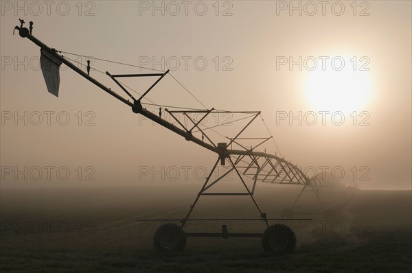 USA, Oregon, Marion County, Irrigation and fog. Photo : Gary Weathers