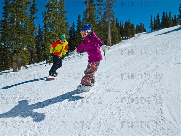 USA, Colorado, Telluride, Father and daughter (10-11) snowboarding . Photo : db2stock