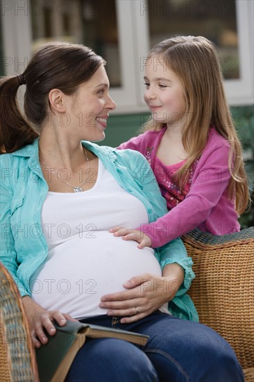 Expectant mother and daughter (4-5) relaxing. Photo : Rob Lewine