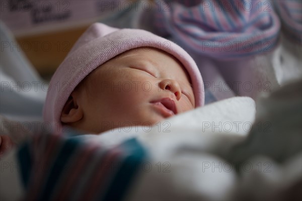 Portrait of newborn girl (0-1months). Photo : Mike Kemp