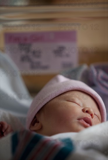 Portrait of newborn girl (0-1months). Photo : Mike Kemp