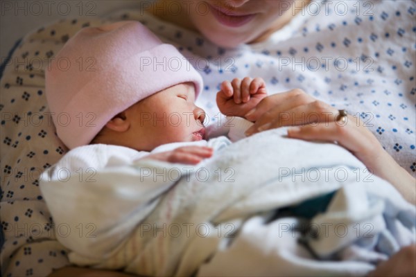 Portrait of newborn girl (0-1months) with mother. Photo : Mike Kemp