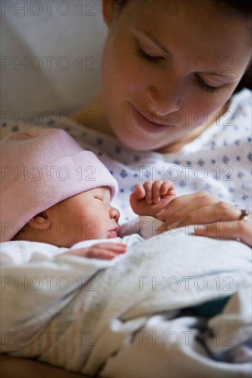 Portrait of newborn girl (0-1months) with mother. Photo : Mike Kemp