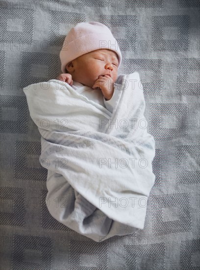 Portrait of newborn girl (0-1months). Photo : Mike Kemp