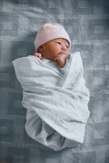 Portrait of newborn girl (0-1months). Photo : Mike Kemp