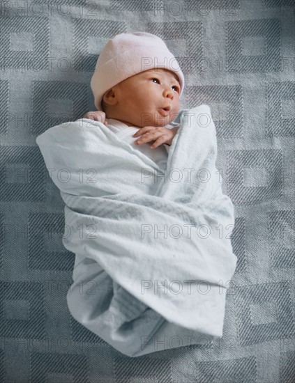 Portrait of newborn girl (0-1months). Photo : Mike Kemp