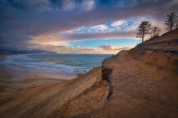 USA, Oregon, Tillamook County, Cape Kiwanda and beach. Photo : Gary Weathers