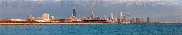 USA, Illinois, Chicago, City skyline over Lake Michigan. Photo : Henryk Sadura