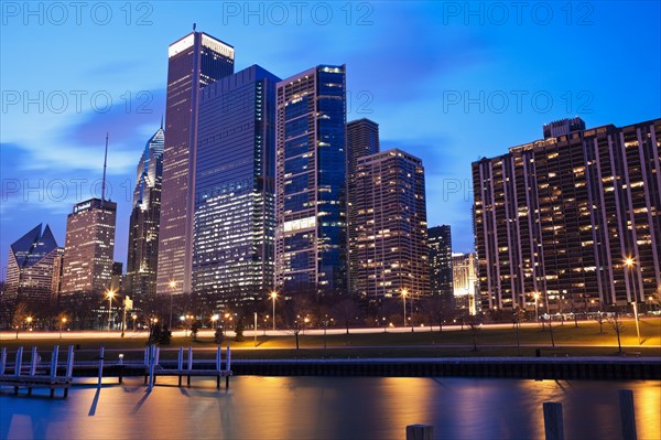 USA, Illinois, Chicago, City skyline of Randolph Avenue on Lake Michigan. Photo : Henryk Sadura