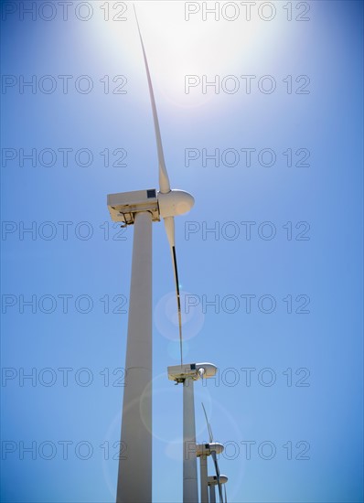 USA, California, Palm Springs, Coachella Valley, San Gorgonio Pass, Wind turbines against blue sky. Photo : Jamie Grill Photography