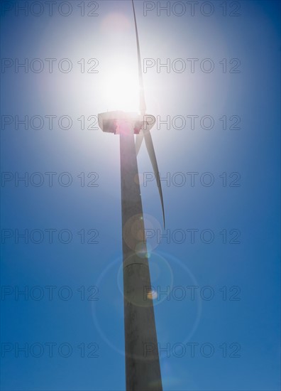 USA, California, Palm Springs, Coachella Valley, San Gorgonio Pass, Wind turbine against blue sky in sunlight. Photo : Jamie Grill Photography