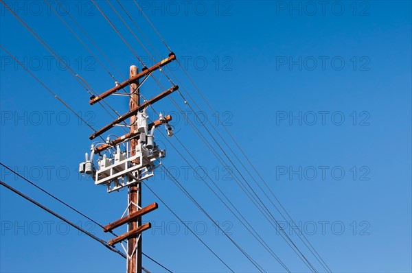 Power line against blue sky. Photo : Daniel Grill