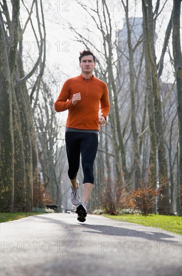 USA, New York City, man jogging in park. Photo : Maisie Paterson