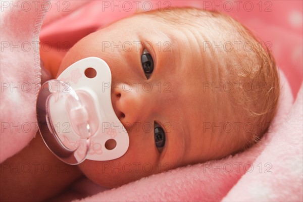 Portrait of newborn girl (0-1months) . Photo : Mike Kemp