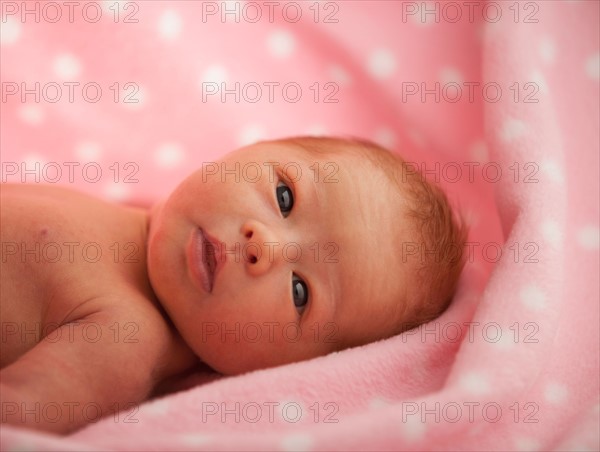 Portrait of newborn girl (0-1months) . Photo : Mike Kemp
