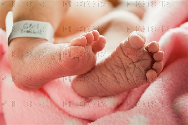 Close-up of feet of newborn girl (0-1months) . Photo : Mike Kemp