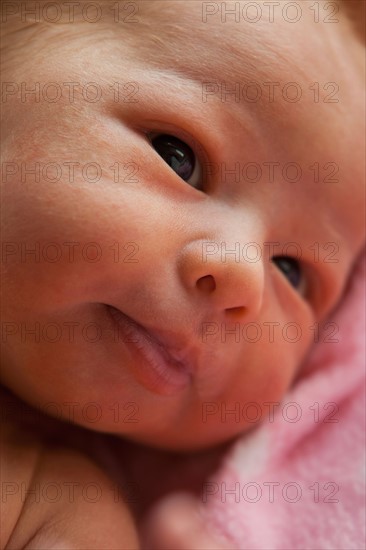 Portrait of newborn girl (0-1months) . Photo : Mike Kemp