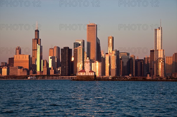 USA, Illinois, Chicago, City skyline over Lake Michigan. Photo : Henryk Sadura