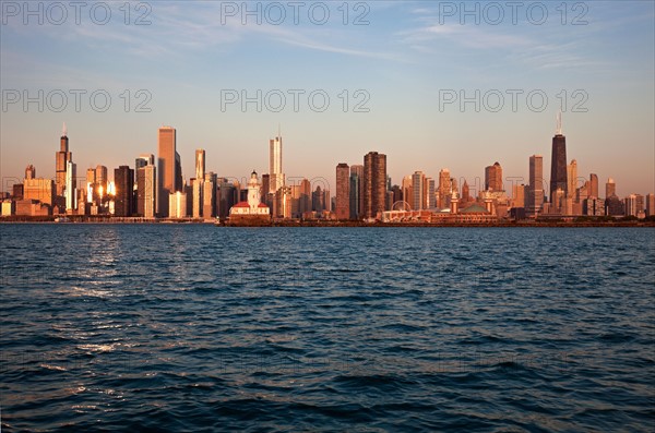 USA, Illinois, Chicago, City skyline over Lake Michigan. Photo : Henryk Sadura