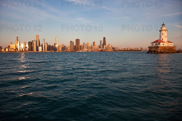 USA, Illinois, Chicago, City skyline over Lake Michigan. Photo : Henryk Sadura