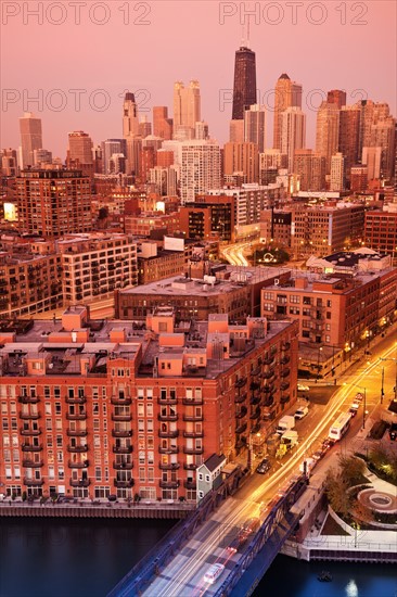 USA, Illinois, Chicago, Chicago River illuminated at night. Photo : Henryk Sadura