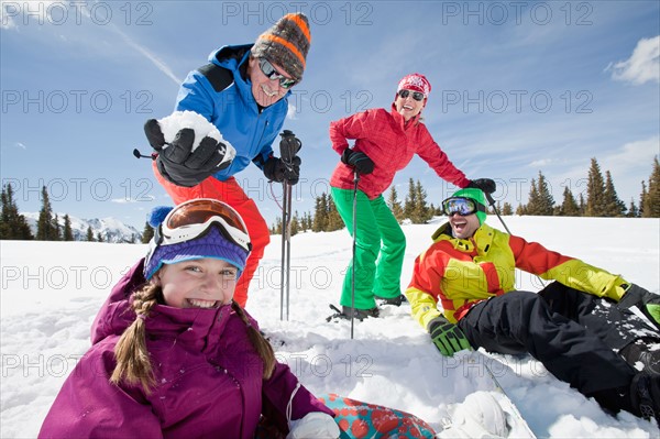 USA, Colorado, Telluride, Three-generation family with girl (10-11) during ski holiday. Photo : db2stock