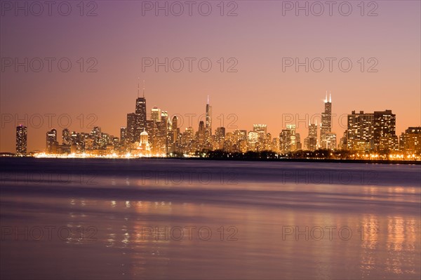 USA, Illinois, Chicago, City skyline over Lake Michigan. Photo : Henryk Sadura