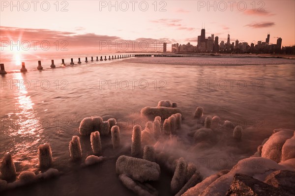 USA, Illinois, Chicago, City skyline over Lake Michigan. Photo : Henryk Sadura