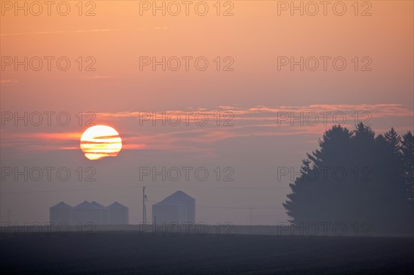 USA, Illinois, Springfield, Farm at sunrise. Photo : Henryk Sadura