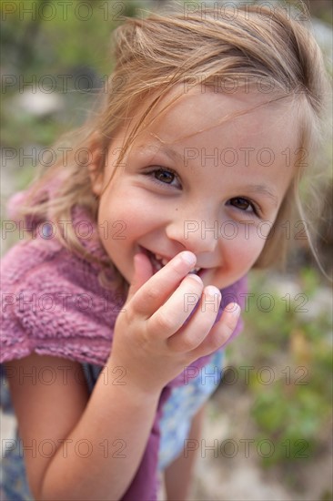 Portrait of girl (4-5) smiling. Photo : Noah Clayton