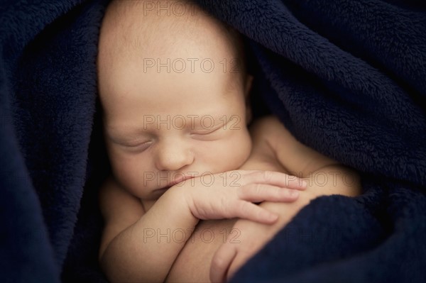 Baby boy (0-1 month) sleeping . Photo : King Lawrence