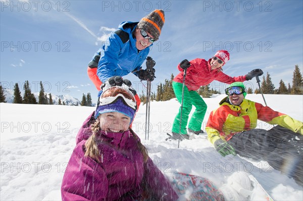 USA, Colorado, Telluride, Three-generation family with girl (10-11) during ski holiday. Photo : db2stock