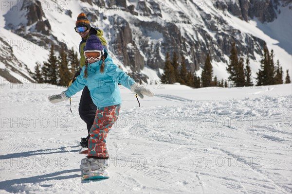 USA, Colorado, Telluride, Father and daughter (10-11) snowboarding . Photo : db2stock