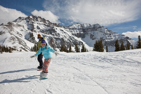 USA, Colorado, Telluride, Father and daughter (10-11) snowboarding . Photo : db2stock