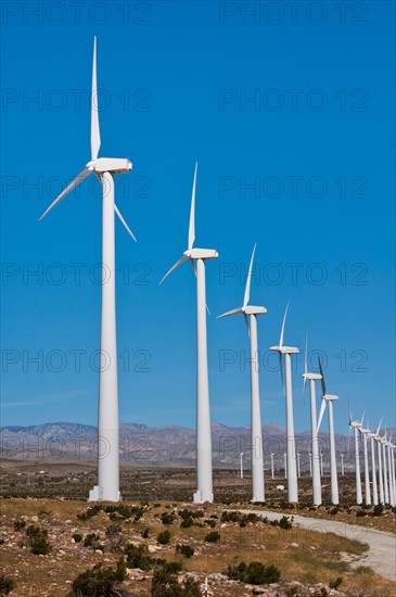USA, California, Palm Springs, Wind turbines against blue sky. Photo : Daniel Grill