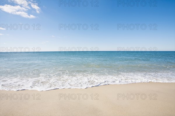 USA, Massachusetts, Waves at sandy beach. Photo : Chris Hackett