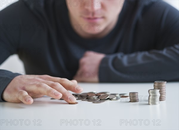 Man counting coins. Photo : Daniel Grill