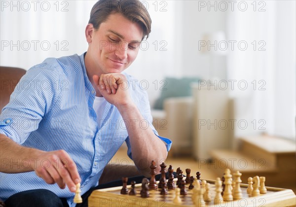 Man playing chess. Photo : Daniel Grill