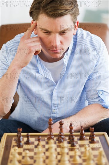 Man playing chess. Photo : Daniel Grill