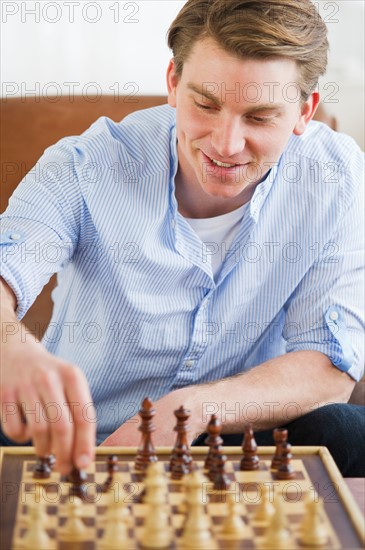 Man playing chess. Photo : Daniel Grill