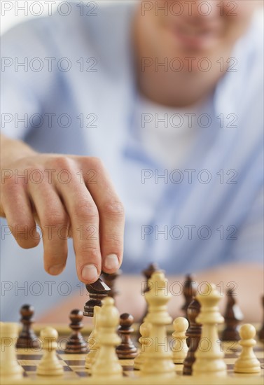 Man playing chess. Photo : Daniel Grill