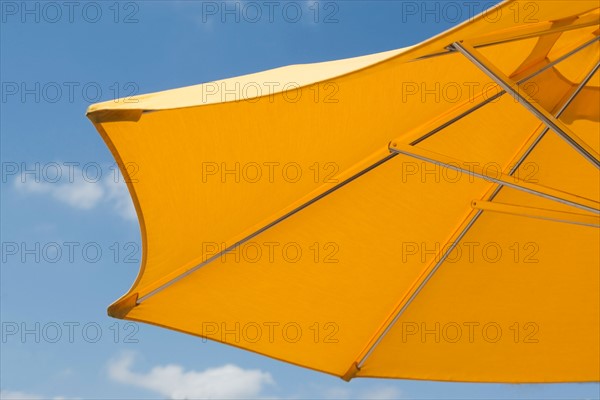 USA, Florida, Miami, Yellow sunshade against blue sky. Photo : fotog