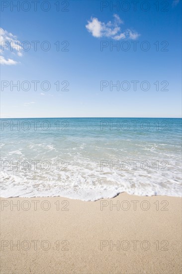 USA, Massachusetts, Waves at sandy beach. Photo : Chris Hackett