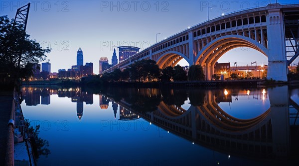 USA, Ohio, Cleveland, Veterans Memorial Bridge at dusk. Photo : Henryk Sadura