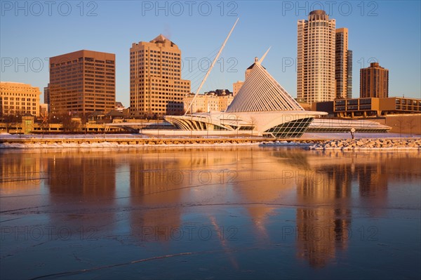 USA, Wisconsin, Milwaukee, City skyline with Art Museum. Photo : Henryk Sadura