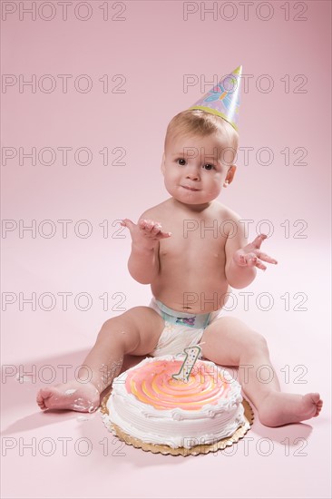 Baby girl (12-17 months) with first birthday cake. Photo : King Lawrence