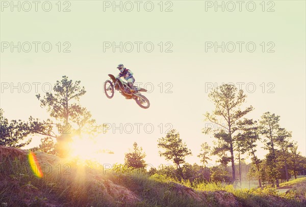 USA, Texas, Austin, Dirt bike jumping. Photo : King Lawrence