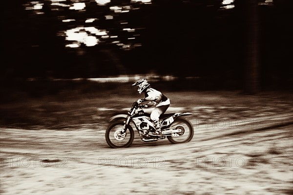 USA, Texas, Austin, Cross motorcyclist on sandy track. Photo : King Lawrence