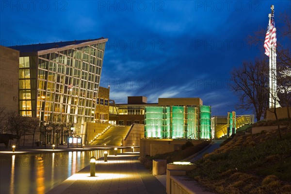 USA, Indiana, Indianapolis, Skyline with Indiana State Museum. Photo : Henryk Sadura