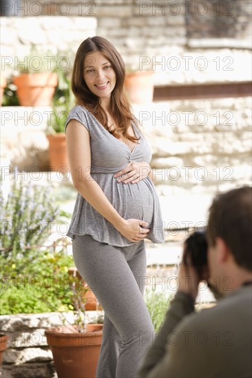 Man photographing pregnant woman. Photo : Rob Lewine